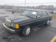 ✅ 1982 Mercedes-Benz 240 • VIN: WDBAB23A2CB344094 • Lot: 43312564. Wystawiony na IAAI z przebiegiem 244 525 mil. Bezpłatny archiwum sprzedaży aukcyjnych z USA i szczegółowy raport historii pojazdu na DreamBid. Zdjęcie 2.