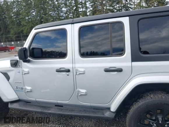 ✅ 2023 Jeep Wrangler Sahara • VIN: 1C4JJXP65PW696141 • Lot: 43364969. Wystawiony na IAAI z przebiegiem 31 704 mil. Bezpłatny archiwum sprzedaży aukcyjnych z USA i szczegółowy raport historii pojazdu na DreamBid. Zdjęcie 15.