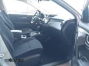 ✅ 2022 Nissan Rogue S • VIN: JN1BJ1AV9NW582046 • Lot: 42184554. Wystawiony na IAAI z przebiegiem 50 883 mil. Bezpłatny archiwum sprzedaży aukcyjnych z USA i szczegółowy raport historii pojazdu na DreamBid. Zdjęcie 5.