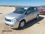✅ 2010 Nissan Versa S • VIN: 3N1BC1CP9AL389257 • Lot: 43589633. Wystawiony na IAAI z przebiegiem 126 394 mil. Bezpłatny archiwum sprzedaży aukcyjnych z USA i szczegółowy raport historii pojazdu na DreamBid. Zdjęcie 2.