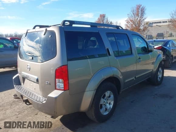 ✅ 2006 Nissan Pathfinder SE Off Road • VIN: 5N1AR18W26C656129 • Lot: 43769788. Wystawiony na IAAI z przebiegiem 198 959 mil. Bezpłatny archiwum sprzedaży aukcyjnych z USA i szczegółowy raport historii pojazdu na DreamBid. Zdjęcie 4.