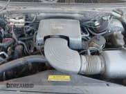 ✅ 1998 Lincoln Navigator • VIN: 5LMPU28L8WLJ35658 • Lot: 42329183. Wystawiony na IAAI z przebiegiem 207 629 mil. Bezpłatny archiwum sprzedaży aukcyjnych z USA i szczegółowy raport historii pojazdu na DreamBid. Zdjęcie 10.