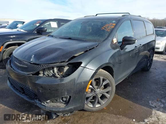 ✅ 2018 Chrysler Pacifica Touring L Plus • VIN: 2C4RC1EG5JR338138 • Lot: 43862485. Wystawiony na IAAI z przebiegiem 131 457 mil. Bezpłatny archiwum sprzedaży aukcyjnych z USA i szczegółowy raport historii pojazdu na DreamBid. Zdjęcie 2.