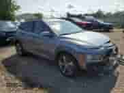 ✅ 2020 Hyundai Kona Ultimate • VIN: KM8K5CA53LU472692 • Lot: 61706703. Wystawiony na Copart z przebiegiem 19 829 mil mil. Skorzystaj z bezpłatnego archiwum sprzedaży aukcyjnych z USA i zobacz szczegółowy raport historii pojazdu na DreamBid. Zdjęcie 4.