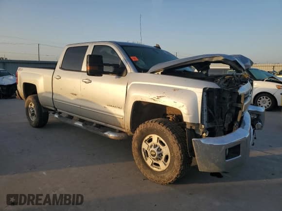 ✅ 2018 Chevrolet Silverado 2500HD LT • VIN: 1GC1KVEG5JF268722 • Lot: 50000995. Wystawiony na Copart z przebiegiem 230 363 mil. Bezpłatny archiwum sprzedaży aukcyjnych z USA i szczegółowy raport historii pojazdu na DreamBid. Zdjęcie 4.