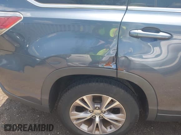 ✅ 2015 Toyota Highlander LE Plus • VIN: 5TDZKRFH0FS117490 • Lot: 42689136. Wystawiony na IAAI z przebiegiem 151 407 mil. Bezpłatny archiwum sprzedaży aukcyjnych z USA i szczegółowy raport historii pojazdu na DreamBid. Zdjęcie 6.