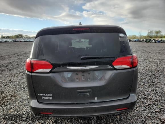 ✅ 2020 Chrysler Voyager LXi • VIN: 2C4RC1DG2LR197517 • Lot: 87205495. Wystawiony na Copart z przebiegiem Nie podano. Bezpłatny archiwum sprzedaży aukcyjnych z USA i szczegółowy raport historii pojazdu na DreamBid. Zdjęcie 6.
