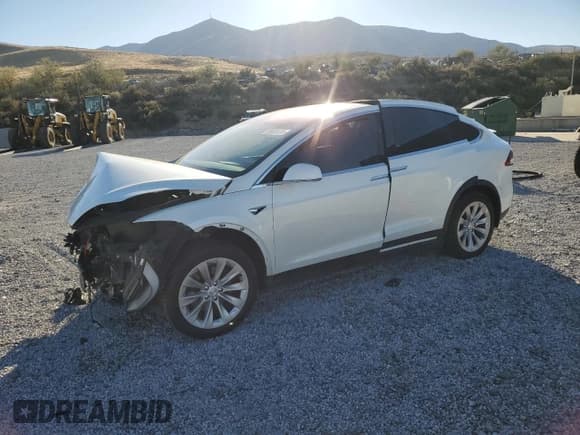 ✅ 2020 Tesla Model X Long Range • VIN: 5YJXCAE23LF260968 • Lot: 85529105. Wystawiony na Copart z przebiegiem 81 958 mil. Bezpłatny archiwum sprzedaży aukcyjnych z USA i szczegółowy raport historii pojazdu na DreamBid. Zdjęcie 1.