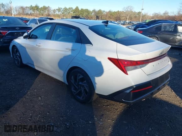 ✅ 2024 Hyundai Elantra Limited • VIN: KMHLP4DG9RU693322 • Lot: 43641580. Wystawiony na IAAI z przebiegiem 5 248 mil. Bezpłatny archiwum sprzedaży aukcyjnych z USA i szczegółowy raport historii pojazdu na DreamBid. Zdjęcie 3.
