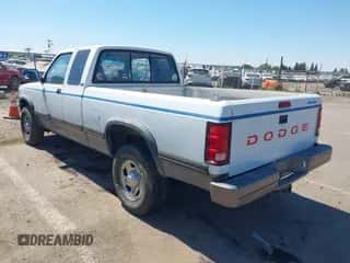 1994 Dodge Dakota z VIN 1B7GG23Y1RS589178, wystawiony jako IAAI lot #42731554 z przebiegiem 162 203 mil mil oraz . Historia ofert i sprzedaży dostępna na DreamBid. Obrazek 3.