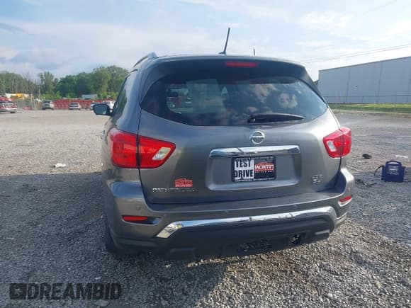 ✅ 2018 Nissan Pathfinder SL • VIN: 5N1DR2MM5JC620323 • Лот: 42579417. Опубликован ранее на IAAI с пробегом 104 623 миль. Бесплатный доступ к архиву аукционных продаж из США и подробный отчёт об истории автомобиля на DreamBid. Изображение 17.