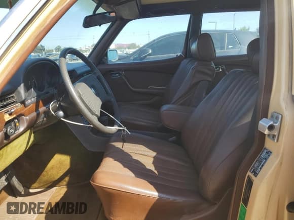 ✅ 1980 Mercedes-Benz 280 • VIN: 11602412156788 • Лот: 80945915. Опубликован ранее на Copart с пробегом 125 034 миль. Бесплатный доступ к архиву аукционных продаж из США и подробный отчёт об истории автомобиля на DreamBid. Изображение 7.