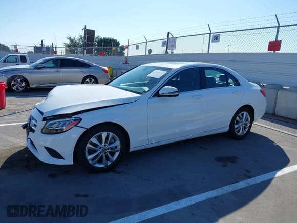 ✅ 2020 Mercedes-Benz C 300 • VIN: WDDWF8DB9LR537488 • Lot: 43618189. Wystawiony na IAAI z przebiegiem 38 469 mil. Bezpłatny archiwum sprzedaży aukcyjnych z USA i szczegółowy raport historii pojazdu na DreamBid. Zdjęcie 2.