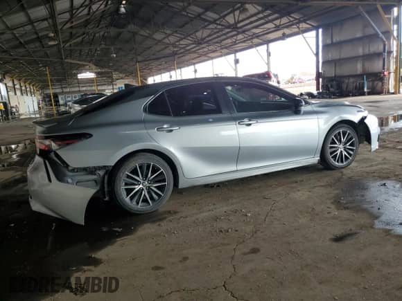 2022 Toyota Camry SE z VIN 4T1G11AK0NU621820, wystawiony jako Copart lot #86604205 z przebiegiem 101 107 mil mil oraz Szkoda całkowita • Salvage title. Historia ofert i sprzedaży dostępna na DreamBid. Obrazek 3.