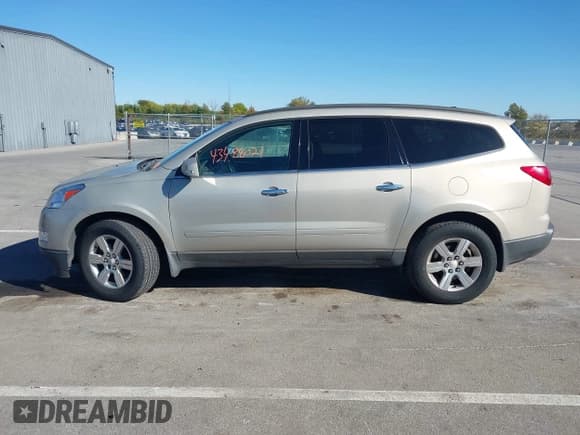 ✅ 2010 Chevrolet Traverse 1LT • VIN: 1GNLRFED9AJ214666 • Lot: 43488021. Wystawiony na IAAI z przebiegiem 193 881 mil. Bezpłatny archiwum sprzedaży aukcyjnych z USA i szczegółowy raport historii pojazdu na DreamBid. Zdjęcie 14.