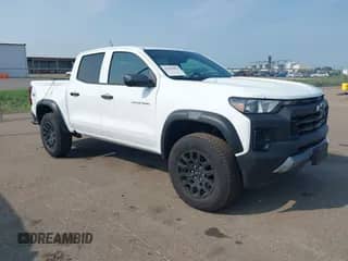 2025 Chevrolet Colorado 4WD Trail Boss z VIN 1GCPTEEK9S1122687, wystawiony jako IAAI lot #42961802 z przebiegiem 6 477 mil mil oraz . Historia ofert i sprzedaży dostępna na DreamBid. Obrazek 1.