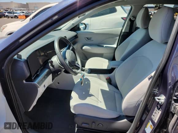 2024 Hyundai Kona SEL z VIN KM8HB3AB1RU097130, wystawiony jako Copart lot #67791975 z przebiegiem 31 837 mil mil oraz Szkoda całkowita • Salvage title. Historia ofert i sprzedaży dostępna na DreamBid. Obrazek 7.