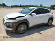 2020 Hyundai Kona SEL Plus z VIN KM8K62AA1LU595170, wystawiony jako Copart lot #58151423 z przebiegiem 49 822 mil mil oraz . Historia ofert i sprzedaży dostępna na DreamBid. Obrazek 1.