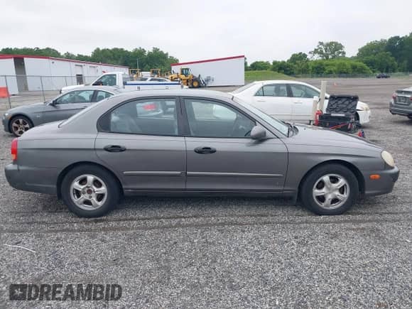 2001 Hyundai Sonata GL with VIN KMHWF25S91A435427, listed as a IAAI auction lot 42612444 with 199,325 mi miles and . Bid and sale history available at DreamBid. Image 13.