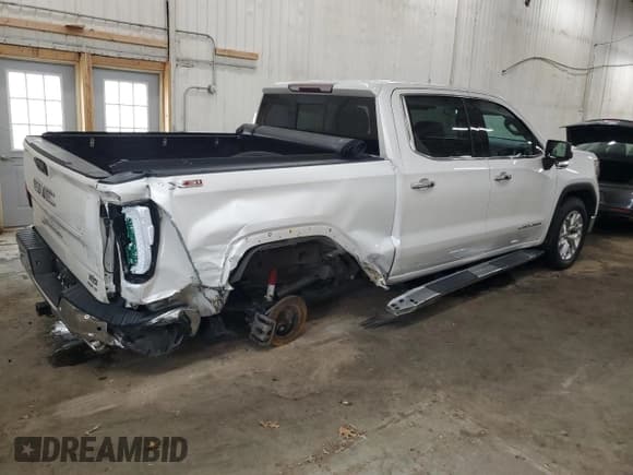 ✅ 2022 GMC Sierra 1500 SLT • VIN: 3GTU9DEL3NG132836 • Лот: 51121265. Опубликован ранее на Copart с пробегом 61 697 миль. Бесплатный доступ к архиву аукционных продаж из США и подробный отчёт об истории автомобиля на DreamBid. Изображение 3.