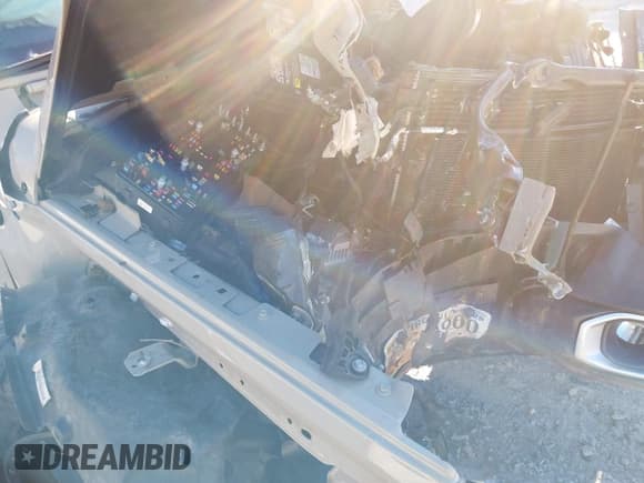 ✅ 2020 Jeep Gladiator Overland • VIN: 1C6HJTFG4LL169647 • Lot: 41339933. Listed on IAAI with 85,246 mi. Free auction sales archive from the USA and detailed vehicle history report at DreamBid. Image 18.