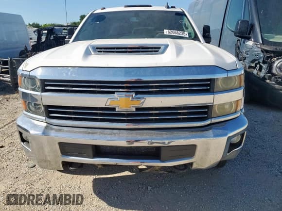 ✅ 2018 Chevrolet Silverado 1500 • VIN: 1GC4CZCY6JF139918 • Lot: 62668235. Wystawiony na Copart z przebiegiem 296 517 mil. Bezpłatny archiwum sprzedaży aukcyjnych z USA i szczegółowy raport historii pojazdu na DreamBid. Zdjęcie 5.
