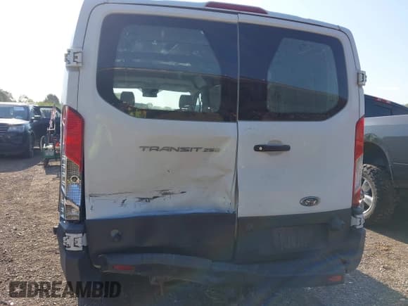 ✅ 2018 Ford Transit • VIN: 1FTYR2ZMXJKA21812 • Lot: 43054561. Wystawiony na IAAI z przebiegiem 219 255 mil. Bezpłatny archiwum sprzedaży aukcyjnych z USA i szczegółowy raport historii pojazdu na DreamBid. Zdjęcie 6.