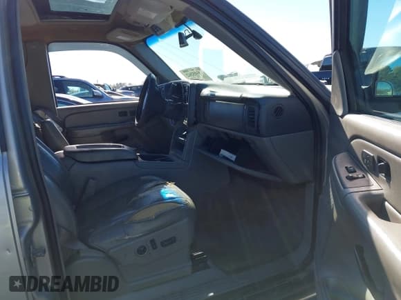 ✅ 2004 Chevrolet Suburban Z71 • VIN: 3GNFK16T54G268689 • Lot: 43595262. Listed on IAAI with 304,126 mi. Free auction sales archive from the USA and detailed vehicle history report at DreamBid. Image 5.