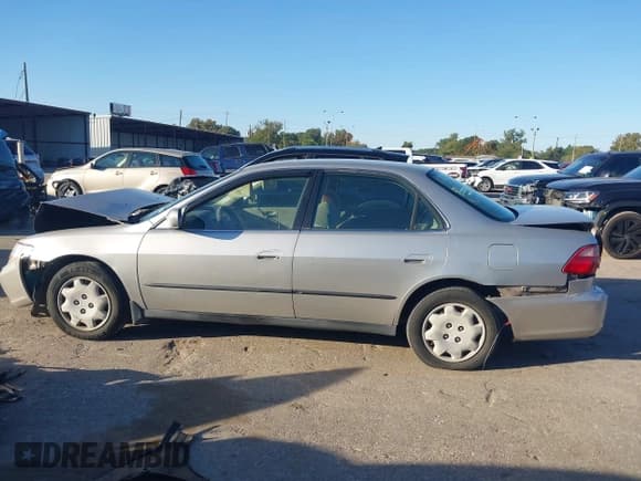 ✅ 1999 Honda Accord LX • VIN: 1HGCG6652XA131645 • Лот: 43576924. Опубликован ранее на IAAI с пробегом 198 369 миль. Бесплатный доступ к архиву аукционных продаж из США и подробный отчёт об истории автомобиля на DreamBid. Изображение 13.