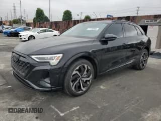 ✅ 2024 Audi Q8 e-tron Premium Plus • VIN: WA15AAGE3RB054222 • Lot: 67028995. Wystawiony na Copart z przebiegiem 5 692 mil. Bezpłatny archiwum sprzedaży aukcyjnych z USA i szczegółowy raport historii pojazdu na DreamBid. Zdjęcie 1.