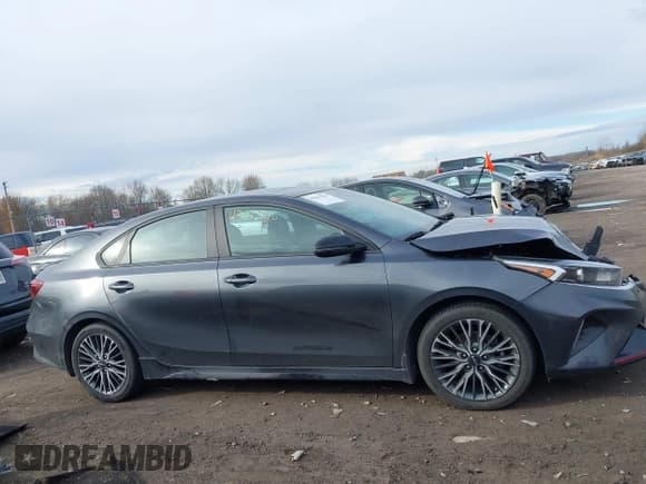 ✅ 2023 Kia Forte GT-Line • VIN: 3KPF54AD8PE641287 • Lot: 43637516. Wystawiony na IAAI z przebiegiem 79 484 mil. Bezpłatny archiwum sprzedaży aukcyjnych z USA i szczegółowy raport historii pojazdu na DreamBid. Zdjęcie 13.