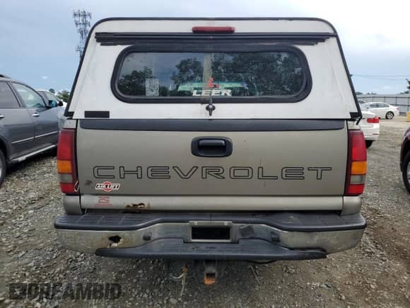 2002 Chevrolet Silverado 1500 z VIN 1GCEC19V82E279611, wystawiony jako Copart lot #63974715 z przebiegiem 242 944 mil mil oraz Szkoda całkowita • Salvage title. Historia ofert i sprzedaży dostępna na DreamBid. Obrazek 6.