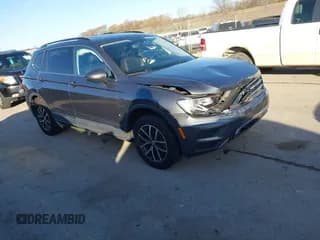 ✅ 2020 Volkswagen Tiguan SE • VIN: 3VV2B7AX0LM137482 • Lot: 43646376. Wystawiony na IAAI z przebiegiem 93 551 mil. Bezpłatny archiwum sprzedaży aukcyjnych z USA i szczegółowy raport historii pojazdu na DreamBid. Zdjęcie 1.
