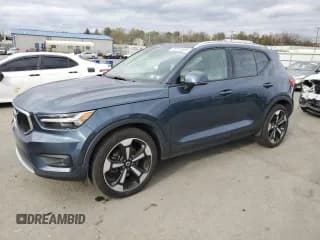 ✅ 2021 Volvo XC40 Momentum • VIN: YV4162UK3M2421566 • Lot: 89510805. Wystawiony na Copart z przebiegiem 43 166 mil. Bezpłatny archiwum sprzedaży aukcyjnych z USA i szczegółowy raport historii pojazdu na DreamBid. Zdjęcie 1.