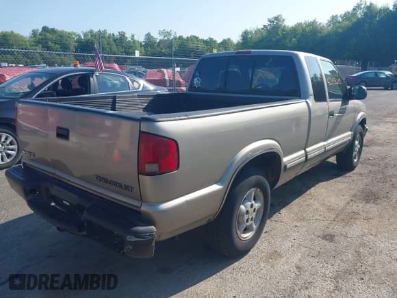 ✅ 2001 Chevrolet S-10 LS • VIN: 1GCDT19W218124165 • Лот: 42415605. Опубликован ранее на IAAI с пробегом 248 201 миль. Бесплатный доступ к архиву аукционных продаж из США и подробный отчёт об истории автомобиля на DreamBid. Изображение 4.