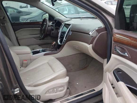 ✅ 2014 Cadillac SRX Luxury Collection • VIN: 3GYFNBE33ES685843 • Lot: 43769310. Wystawiony na IAAI z przebiegiem 145 056 mil. Bezpłatny archiwum sprzedaży aukcyjnych z USA i szczegółowy raport historii pojazdu na DreamBid. Zdjęcie 5.