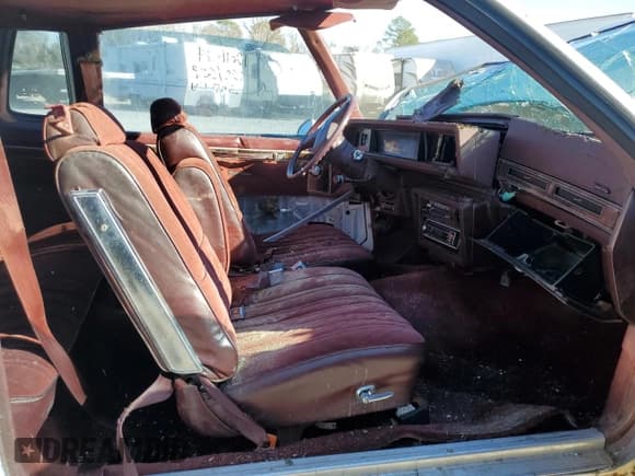 ✅ 1984 Oldsmobile Cutlass Supreme • VIN: 1G3AR47A4EM405634 • Lot: 85969214. Wystawiony na Copart z przebiegiem 42 817 mil. Bezpłatny archiwum sprzedaży aukcyjnych z USA i szczegółowy raport historii pojazdu na DreamBid. Zdjęcie 7.
