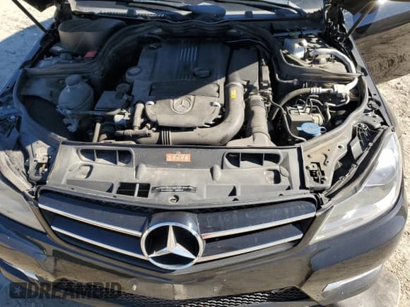 ✅ 2015 Mercedes-Benz C 250 • VIN: WDDGJ4HB9FG369003 • Lot: 90714945. Wystawiony na Copart z przebiegiem 111 361 mil. Bezpłatny archiwum sprzedaży aukcyjnych z USA i szczegółowy raport historii pojazdu na DreamBid. Zdjęcie 11.