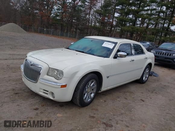 ✅ 2005 Chrysler 300 C • VIN: 2C3JA63H75H667693 • Lot: 43702129. Wystawiony na IAAI z przebiegiem 102 803 mil. Bezpłatny archiwum sprzedaży aukcyjnych z USA i szczegółowy raport historii pojazdu na DreamBid. Zdjęcie 2.