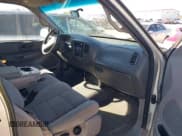 ✅ 2001 Ford F-150 XL • VIN: 1FTRX17W71KA12560 • Lot: 43485782. Wystawiony na IAAI z przebiegiem Nie podano. Bezpłatny archiwum sprzedaży aukcyjnych z USA i szczegółowy raport historii pojazdu na DreamBid. Zdjęcie 5.