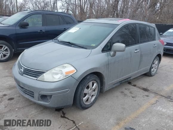✅ 2008 Nissan Versa SL • VIN: 3N1BC13E28L407266 • Lot: 41375313. Wystawiony na IAAI z przebiegiem 169 729 mil. Bezpłatny archiwum sprzedaży aukcyjnych z USA i szczegółowy raport historii pojazdu na DreamBid. Zdjęcie 2.
