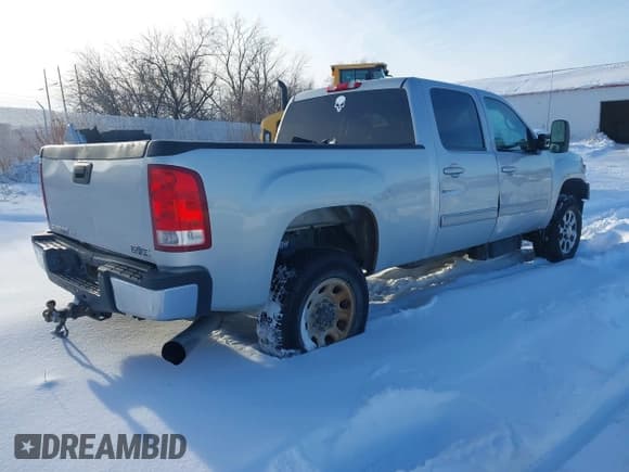 ✅ 2011 GMC Sierra 2500HD SLT • VIN: 1GT121C81BF180823 • Lot: 41565516. Listed on IAAI with 241,220 mi. Free auction sales archive from the USA and detailed vehicle history report at DreamBid. Image 4.