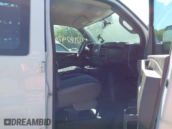 ✅ 2020 GMC Savana Cargo • VIN: 1GTW7AFG9L1222194 • Lot: 42182426. Listed on IAAI with 135,778 mi. Free auction sales archive from the USA and detailed vehicle history report at DreamBid. Image 5.