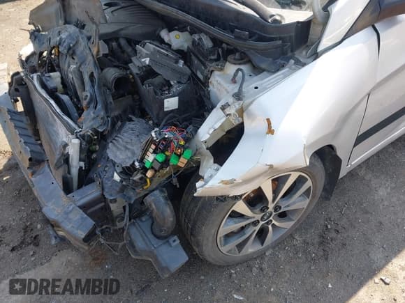 ✅ 2015 Hyundai Accent Sport • VIN: KMHCU5AE5FU234091 • Lot: 42025748. Wystawiony na IAAI z przebiegiem 111 665 mil. Bezpłatny archiwum sprzedaży aukcyjnych z USA i szczegółowy raport historii pojazdu na DreamBid. Zdjęcie 6.