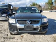 ✅ 2010 Volkswagen Touareg V6 • VIN: WVGFK7A91AD003733 • Lot: 93242775. Wystawiony na Copart z przebiegiem 192 826 mil. Bezpłatny archiwum sprzedaży aukcyjnych z USA i szczegółowy raport historii pojazdu na DreamBid. Zdjęcie 5.