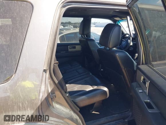 ✅ 2015 Ford Expedition XLT • VIN: 1FMJU1JTXFEF05087 • Lot: 43365384. Wystawiony na IAAI z przebiegiem 225 655 mil. Bezpłatny archiwum sprzedaży aukcyjnych z USA i szczegółowy raport historii pojazdu na DreamBid. Zdjęcie 8.