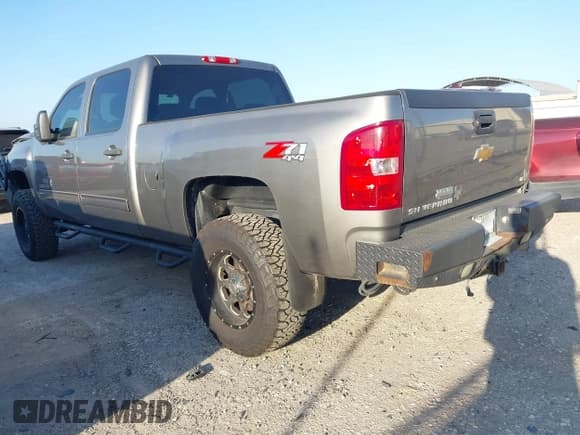 ✅ 2014 Chevrolet Silverado 2500HD LT • VIN: 1GC1KXE88EF160895 • Lot: 43581202. Wystawiony na IAAI z przebiegiem 299 042 mil. Bezpłatny archiwum sprzedaży aukcyjnych z USA i szczegółowy raport historii pojazdu na DreamBid. Zdjęcie 3.