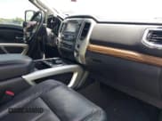 ✅ 2017 Nissan Titan Platinum Reserve • VIN: 1N6AA1E69HN507463 • Lot: 42173186. Wystawiony na IAAI z przebiegiem 198 565 mil. Bezpłatny archiwum sprzedaży aukcyjnych z USA i szczegółowy raport historii pojazdu na DreamBid. Zdjęcie 5.