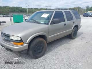 2002 Chevrolet Blazer LS z VIN 1GNDT13W22K135560, wystawiony jako IAAI lot #43381193 z przebiegiem 169 980 mil mil oraz . Historia ofert i sprzedaży dostępna na DreamBid. Obrazek 2.
