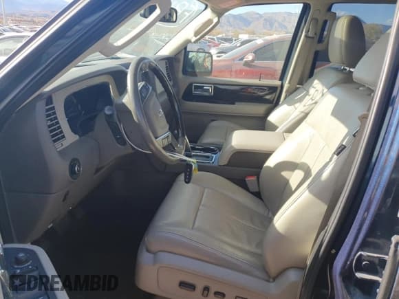 ✅ 2015 Lincoln Navigator • VIN: 5LMJJ2JT2FEJ10817 • Lot: 82459045. Wystawiony na Copart z przebiegiem 152 542 mil. Bezpłatny archiwum sprzedaży aukcyjnych z USA i szczegółowy raport historii pojazdu na DreamBid. Zdjęcie 7.